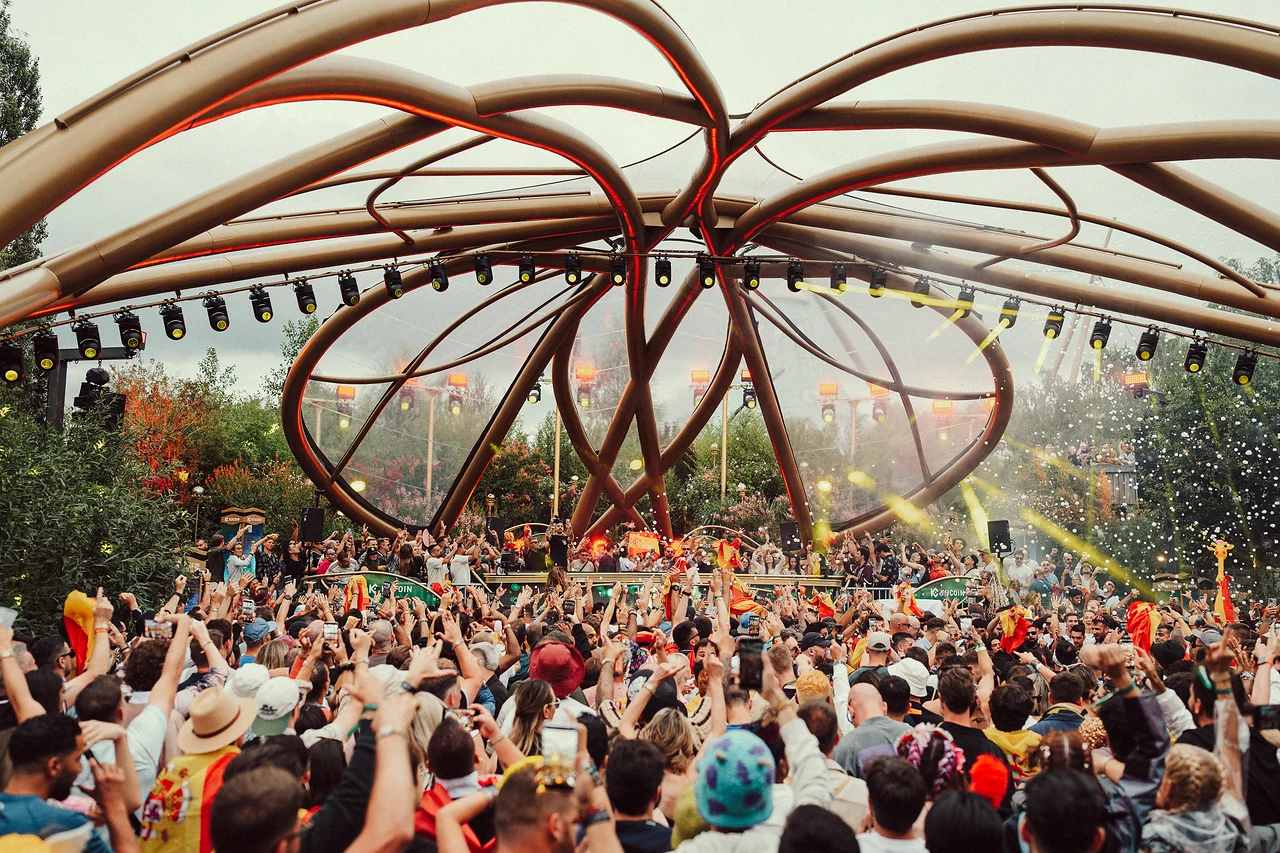 Konstrukcja Celestia podczas wydarzenia Tomorrowland z uczestnikami pod skrzydłami sceny