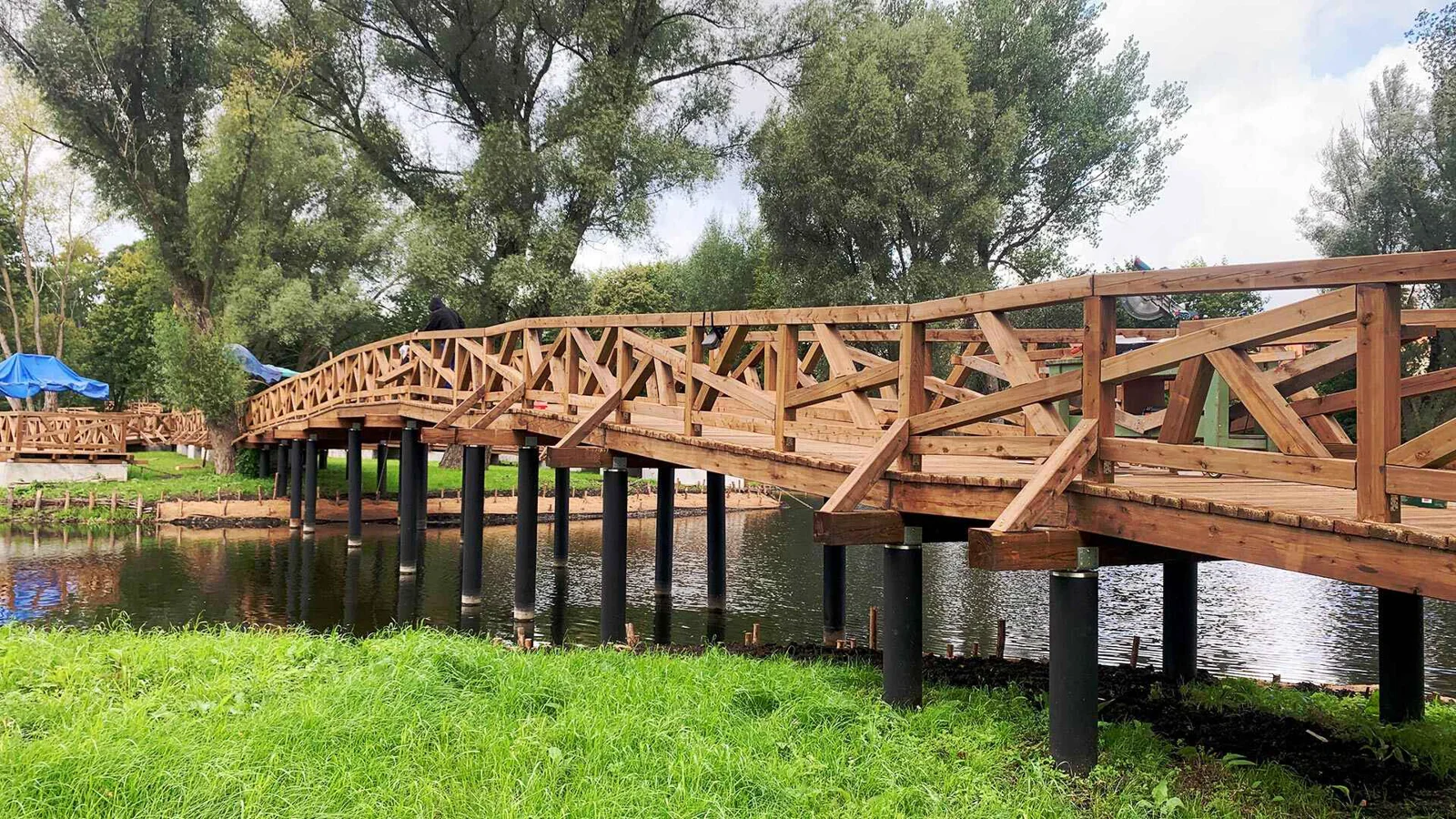 Drewniany pomost na palach z balustradą